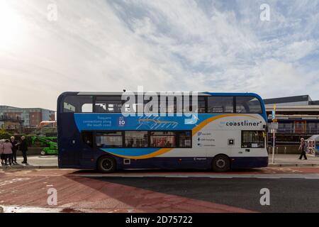 Ein Doppeldeckerbus an der Küste, der an einer Bushaltestelle, dem ard-Autobahnkreuz portsmouth, geparkt ist Stockfoto