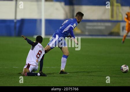 BARROW, ENGLAND. 20. OKTOBER Bolton's Brandon Comley fouls Barrow's Scott Quigley während des Sky Bet League 2-Spiels zwischen Barrow und Bolton Wanderers in der Holker Street, Barrow-in-Furness am Dienstag, den 20. Oktober 2020. (Kredit: Mark Fletcher, Mi News) Kredit: MI Nachrichten & Sport /Alamy Live Nachrichten Stockfoto