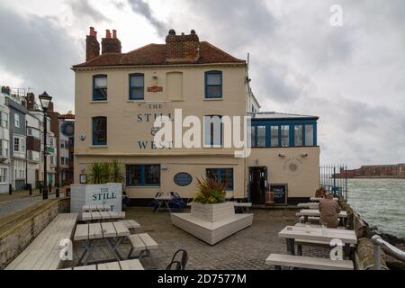 Der still und West Pub auf der Gewürzinsel Old Portsmouth, UK Stockfoto