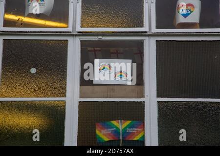 Ein Fenster mit bunten Regenbögen im Fenster, das Unterstützung zeigt Für den NHS während der Coronavirus-Pandemie Stockfoto