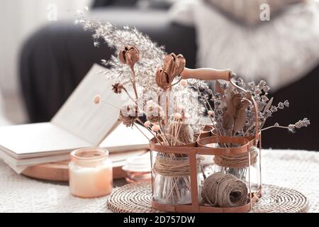 Stillleben Details des nordischen Wohnzimmer mit einem schwarzen Sofa und Dekor im Wohnzimmer. Stockfoto