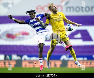 Reading's Omar Richards (links) und Wycombe Wanderers' Jack Grimmer kämpfen während des Sky Bet Championship-Spiels im Madejski Stadium, Reading, um den Ball. Stockfoto