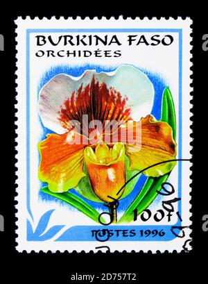 MOSKAU, RUSSLAND - 25. NOVEMBER 2017: Eine in Burkina Faso gedruckte Briefmarke zeigt Paphiopedilum Flower, Orchids Serie, um 1996 Stockfoto