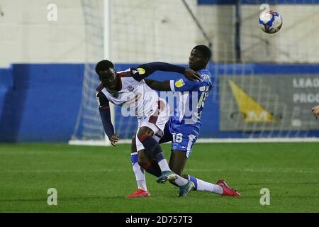 BARROW, ENGLAND. 20. OKTOBER Arthur Gnahoua von Bolton Wanderers in Aktion mit Barrows Yoan Zouma während des Sky Bet League 2 Spiels zwischen Barrow und Bolton Wanderers in der Holker Street, Barrow-in-Furness am Dienstag, den 20. Oktober 2020. (Kredit: Mark Fletcher, Mi News) Kredit: MI Nachrichten & Sport /Alamy Live Nachrichten Stockfoto