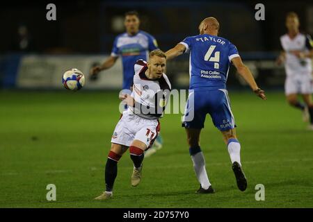 BARROW, ENGLAND. 20. OKTOBER Jason Taylor von Barrow bestreitet einen Header mit Bolton Ali Crawford während der Sky Bet League 2 Spiel zwischen Barrow und Bolton Wanderers in der Holker Street, Barrow-in-Furness am Dienstag, den 20. Oktober 2020. (Kredit: Mark Fletcher, Mi News) Kredit: MI Nachrichten & Sport /Alamy Live Nachrichten Stockfoto