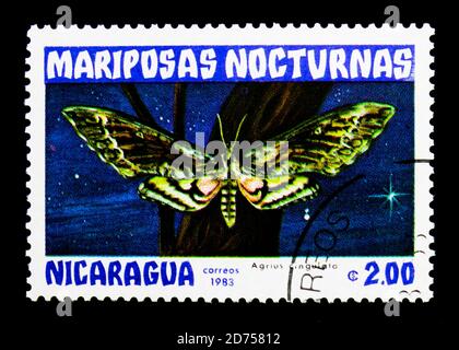 MOSKAU, RUSSLAND - 25. NOVEMBER 2017: Eine in Nicaragua gedruckte Briefmarke zeigt rosa-gefleckte Falkmotte (Agrius cingulata), Serie Schmetterlinge, um 1983 Stockfoto