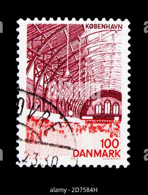 MOSKAU, RUSSLAND - 25. NOVEMBER 2017: Eine in Dänemark gedruckte Briefmarke zeigt das Innere des Hauptbahnhofs, Copenhagen Views Serie, um 1976 Stockfoto