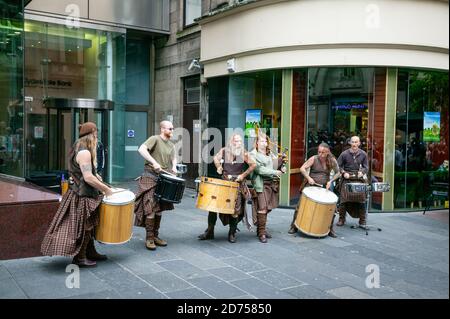 Clanadonia Band spielt auf der Buchanan Street, Glasgow 21. August 2010. Stockfoto