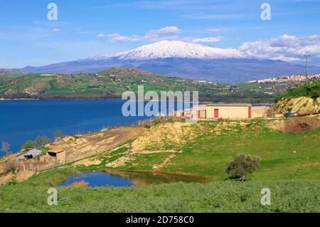 Farm Landschaft von Sizilien Landschaft rund um den Vulkan Ätna schneebedeckt Mit See und Teich Stockfoto