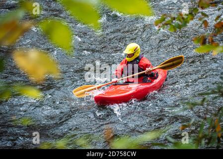 Kajakfahrer, der den Nantahala River in der Natahala Gorge in der Nähe von Bryson City, North Carolina, führt. (USA) Stockfoto