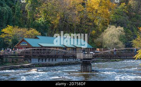 Nantahala Outdoor Centre und River's End Restaurant am Nantahala River in Nantahala Gorge in der Nähe von Bryson City, North Carolina. (USA) Stockfoto