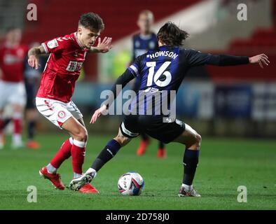 Jamie Paterson (links) von Bristol City und Jonny Howson von Middlesbrough kämpfen während des Sky Bet Championship-Spiels am Ashton Gate in Bristol um den Ball. Stockfoto