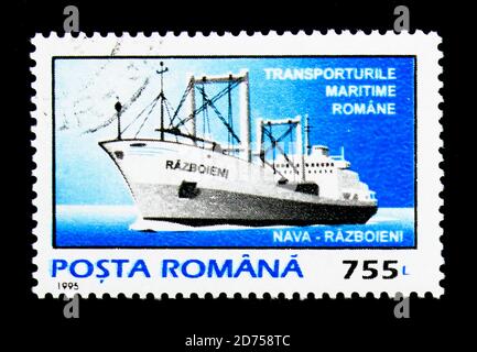 MOSKAU, RUSSLAND - 25. NOVEMBER 2017: Eine in Rumänien gedruckte Briefmarke zeigt Frachter Razboieni, Serie Transportmittel, um 1995 Stockfoto