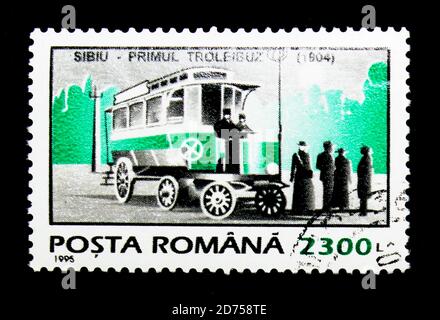 MOSKAU, RUSSLAND - 25. NOVEMBER 2017: Eine in Rumänien gedruckte Briefmarke zeigt 1904 Obus, Transportmittel Serie, um 1995 Stockfoto