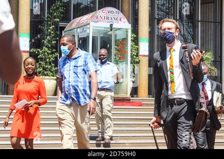 Der preisgekrönte Journalist Hopewell Chin'ono verlässt das Amtsgericht harare, nachdem er am 20. oktober 2020 in harare wegen Anstiftung zu Gewalt und öffentlichen Demonstrationen vorgebracht wurde. Simbabwe. Stockfoto