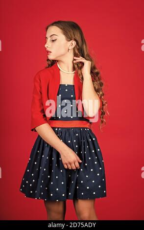 Nach ihrem persönlichen Stil. Alte Schule. Haare winken und Pflege. Gesunde starke Haare. Shampoo für Brünette Locks. Elegante Retro-Kind. Vintage Mode Dame. Kind lange lockiges Haar. Kleine Mädchen Make-up. Stockfoto