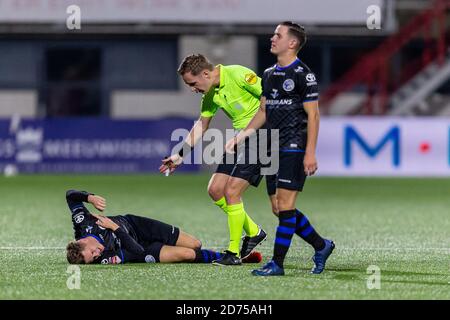 Oss, Niederlande. Oktober 2020. OSS, 20-10-2020, Frans Heesen Stadium, Football Season 2020/2021, Dutch Keuken Kampioen Divisie, Top Oss - Den Bosch, Injury Treatment FC Den Bosch Spieler Ringo Meerveld(L) During the Top Oss - Den Bosch Credit: Pro Shots/Alamy Live News Stockfoto