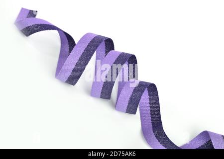 Lila Flieder Baumwollband, Umreifungsband mit Locken auf weißem Hintergrund. Verwenden Sie zum Nähen von Kleidung, Taschen. Leerzeichen für Text. Stockfoto