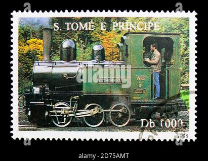 MOSKAU, RUSSLAND - 25. NOVEMBER 2017: Eine in Sao Tome und Principe gedruckte Marke zeigt Dampflokomotive, Trains Serie, um 1995 Stockfoto