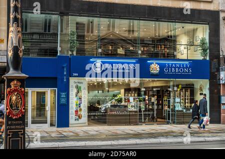 Stanley Gibbons und Baldwins Showroom und Hauptsitz in 399 The Strand London. Stanley Gibbons ist der am längsten etablierte seltene Briefmarkenhändler der Welt. Stockfoto