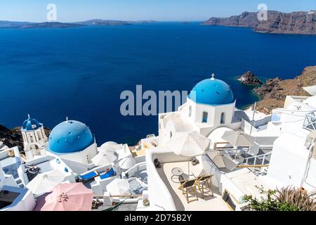 Panoramablick auf Santorini Caldera mit berühmten alten blauen Kuppeln Der orthodoxen Kirchen Stockfoto