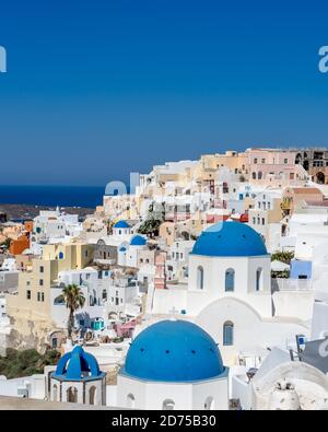 Panoramablick auf Oia, Santorini mit berühmten alten blauen Kuppeln orthodoxer Kirchen Stockfoto