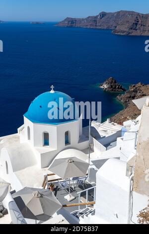 Panoramablick auf Santorini Caldera mit berühmten alten blauen Kuppeln Der orthodoxen Kirchen Stockfoto