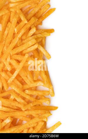 Pommes frites. Gebratene Mini-Kartoffelstäbchen isoliert auf weißem Hintergrund. Stockfoto