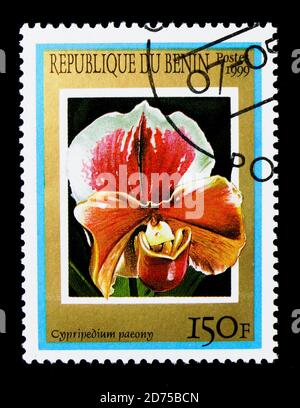 MOSKAU, RUSSLAND - 25. NOVEMBER 2017: Eine in Benin gedruckte Briefmarke zeigt Paphiopedilum Peony, Orchids Serie, um 1999 Stockfoto
