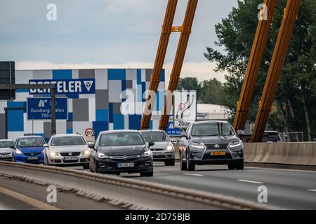 Autobahn A40 Rheinbrücke Neuenkamp bei Duisburg, Seilbahnbrücke, mit erheblichen Brückenschäden, Risse in den Trägern, nur 4 von 6 Bahnen sind Stockfoto