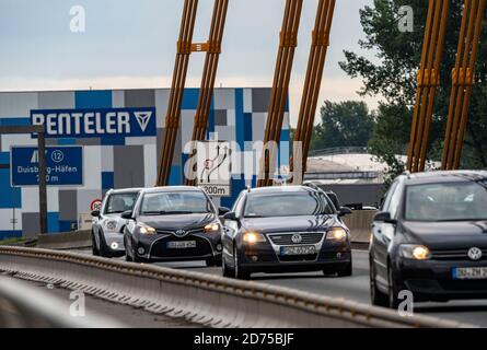 Autobahn A40 Rheinbrücke Neuenkamp bei Duisburg, Seilbahnbrücke, mit erheblichen Brückenschäden, Risse in den Trägern, nur 4 von 6 Bahnen sind Stockfoto