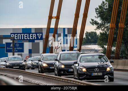 Autobahn A40 Rheinbrücke Neuenkamp bei Duisburg, Seilbahnbrücke, mit erheblichen Brückenschäden, Risse in den Trägern, nur 4 von 6 Bahnen sind Stockfoto
