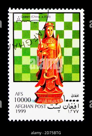 MOSKAU, RUSSLAND - 25. NOVEMBER 2017: Eine in Afghanistan gedruckte Briefmarke zeigt Queen (China), Serie, Schachfiguren um 1999 Stockfoto