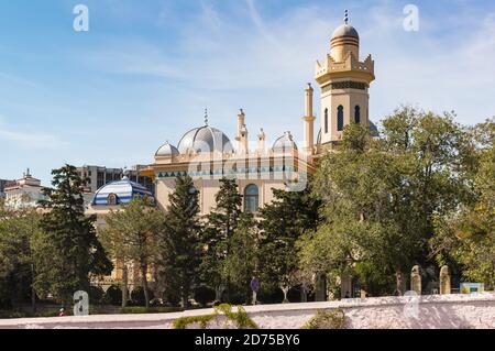 Russland, Krim, Feodosia 18. September 2020 - Straßenansicht der baumverdeckten Villa des Kaufmanns der ersten Gilde Joseph stamboli, in der se gebaut Stockfoto