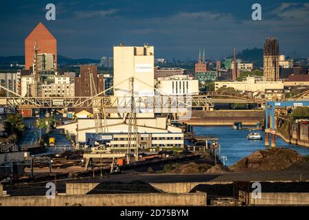 Duisburger Häfen, Rheinkai Nord, Außenhafen, hinten Innenstadt mit Binnenhafen, Archiv Turm des Landesarchivs NRW, am Rhein, Duisburg, Stockfoto