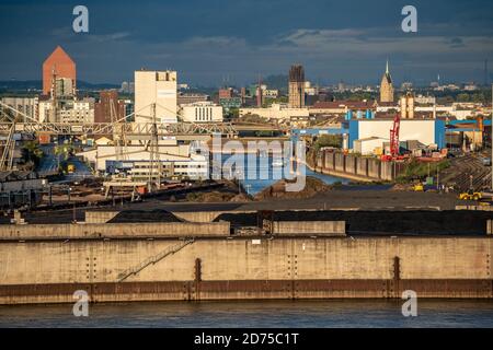 Duisburger Häfen, Rheinkai Nord, Außenhafen, hinten Innenstadt mit Binnenhafen, Archiv Turm des Landesarchivs NRW, am Rhein, Duisburg, Stockfoto