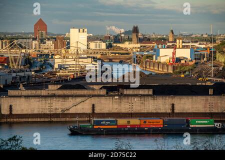 Duisburger Häfen, Rheinkai Nord, Außenhafen, hinten Innenstadt mit Binnenhafen, Archiv Turm des Landesarchivs NRW, am Rhein, Duisburg, Stockfoto