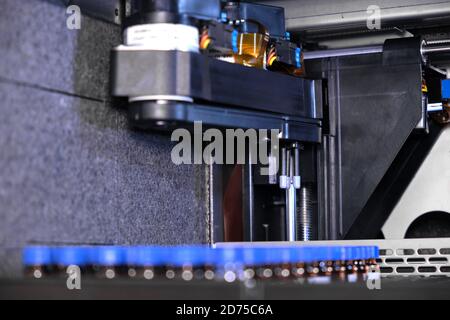 Glasfläschchen mit blauen Kappen befinden sich im Rack des HPLC-Systems mit Autosampler. Trennung von Verbindungen im chemischen oder klinischen Labor. Wissenschaftlich Stockfoto