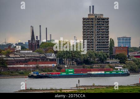 Rhein bei Duisburg, Bank bei Duisburg-Homberg, dahinter das Stahlwerk thyssenkrupp in Duisburg-Bruckhausen, Kokerei Schwelgern, Hochhaus-Bui Stockfoto