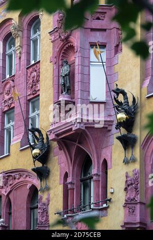 LODZ, POLEN - 28. JULI 2016: Fragment der Fassade des Gebäudes mit Drachen - Piotrkovska Straßenhaus 86 in Lodz. Polen Stockfoto