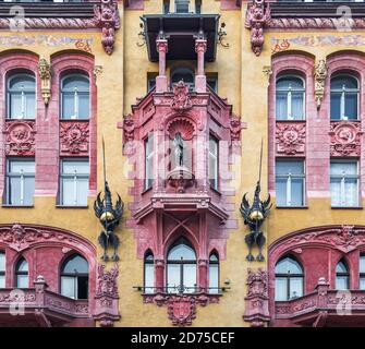 LODZ, POLEN - 28. JULI 2016: Die Fassade eines alten Hauses aus dem Jahr 1440 - Piotrkowska Straßenhaus 86 in der Stadt Lodz. Polen Stockfoto