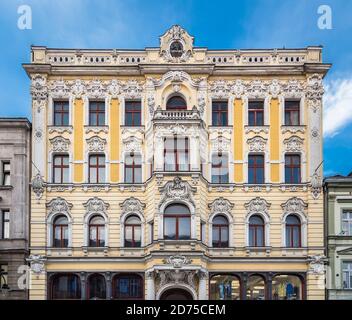 LODZ, POLEN - 28. JULI 2016: Die Fassade eines alten Hauses namens 90 in der Piotrkowska Straße in der Stadt Lodz. Polen Stockfoto