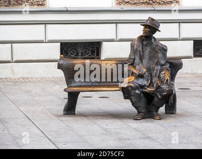 LODZ, POLEN - 28. JULI 2016: Denkmal für Julian Tuwim an der Stelle der Piotrkowska Straße in Lodz, Polen Stockfoto