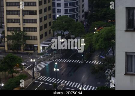 Sao Paulo, Sao Paulo, Brasilien. Oktober 2020. (INT) Bewölkt Wetter und Niederschlag in Sao Paulo. 20. Oktober 2020, Sao Paulo, Brasilien: Wolkiges Wetter und Regen in Sao Paulo inmitten COVID-19 die Menschen, ihre Regenschirme und Jacken zu verwenden.Kredit: Leco Viana/Thenews2 Kredit: Leco Viana/TheNEWS2/ZUMA Wire/Alamy Live News Stockfoto