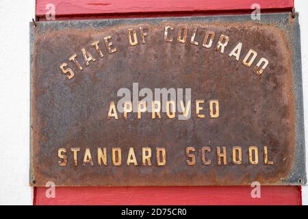 South Park City, Colorado - 16. September 2020: Metallschild für eine staatlich geprüfte Standardschule. Aufgenommen in der Geisterstadt Stockfoto