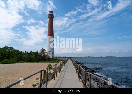 Ein Blick auf den majestätischen Barnegat Leuchtturm am Ufer. Stockfoto