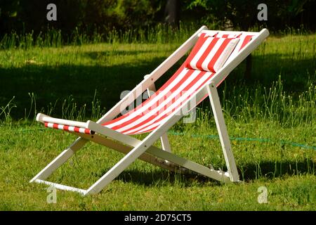Rot-weiß gestreifter Loungesessel Stockfoto