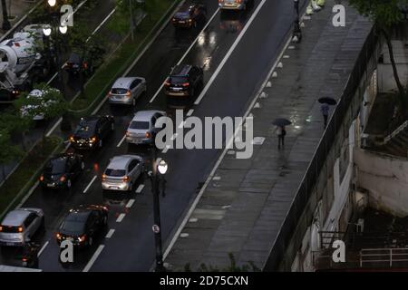 Sao Paulo, Sao Paulo, Brasilien. Oktober 2020. (INT) Bewölkt Wetter und Niederschlag in Sao Paulo. 20. Oktober 2020, Sao Paulo, Brasilien: Wolkiges Wetter und Regen in Sao Paulo inmitten COVID-19 die Menschen, ihre Regenschirme und Jacken zu verwenden.Kredit: Leco Viana/Thenews2 Kredit: Leco Viana/TheNEWS2/ZUMA Wire/Alamy Live News Stockfoto