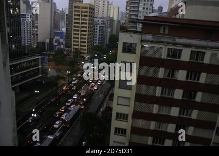 Sao Paulo, Sao Paulo, Brasilien. Oktober 2020. (INT) Bewölkt Wetter und Niederschlag in Sao Paulo. 20. Oktober 2020, Sao Paulo, Brasilien: Wolkiges Wetter und Regen in Sao Paulo inmitten COVID-19 die Menschen, ihre Regenschirme und Jacken zu verwenden.Kredit: Leco Viana/Thenews2 Kredit: Leco Viana/TheNEWS2/ZUMA Wire/Alamy Live News Stockfoto