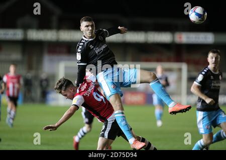 Exeter, Großbritannien. Oktober 2020. Ben Seymour von Exeter City und Jordan Tunnicliffe von Crawley Town während des EFL Sky Bet League 2 Spiels zwischen Exeter City und Crawley Town im St James' Park, Exeter, England am 20. Oktober 2020. Foto von Dave Peters. Nur redaktionelle Verwendung, Lizenz für kommerzielle Nutzung erforderlich. Keine Verwendung bei Wetten, Spielen oder Veröffentlichungen einzelner Vereine/Vereine/Spieler. Kredit: UK Sports Pics Ltd/Alamy Live Nachrichten Stockfoto